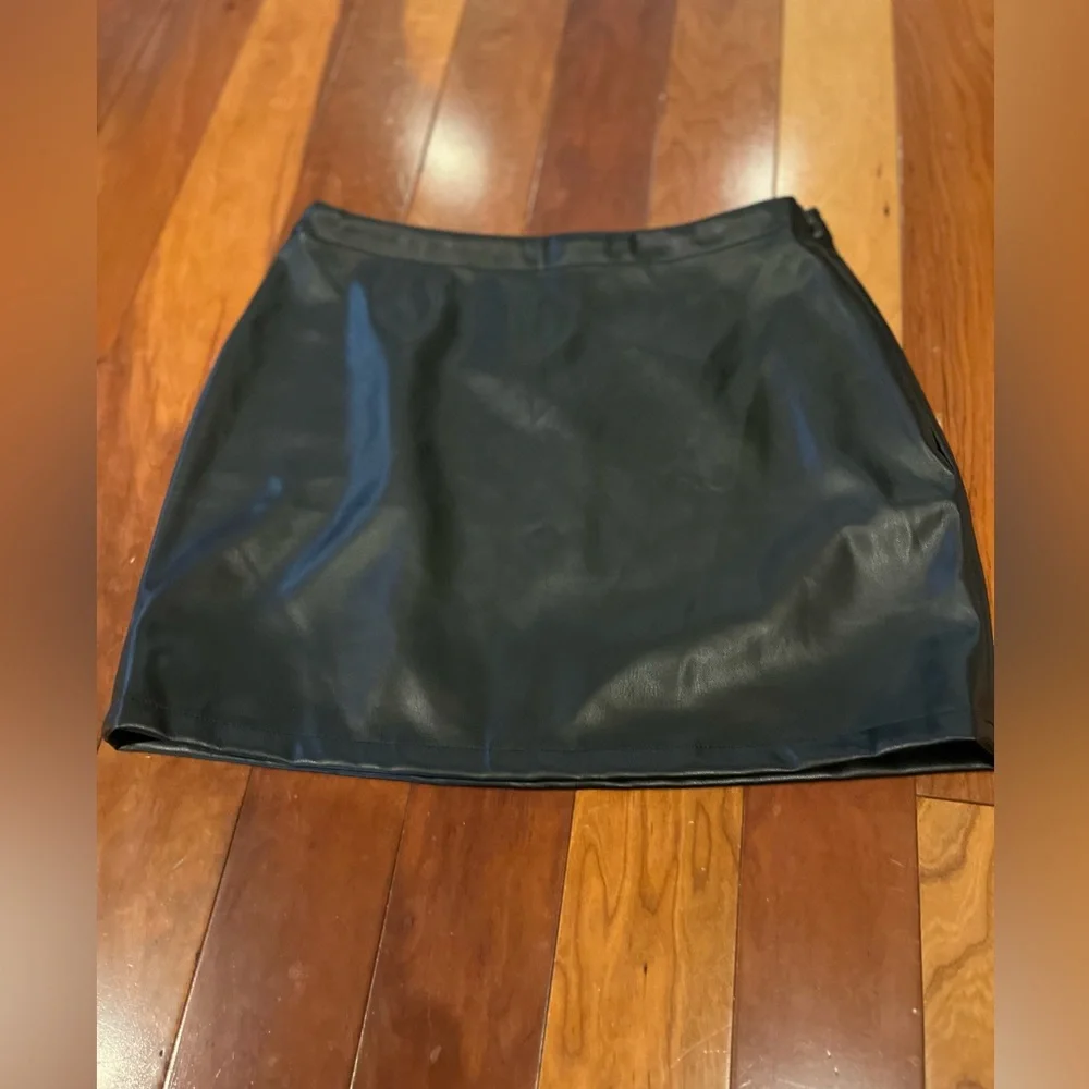 GAP Black Faux Leather Mini Skirt Side Zip EUC Holiday Party Woman’s Small Chic - Picture 1 of 8